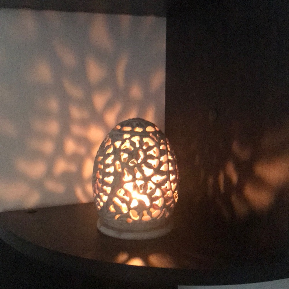 Tea light candle holder